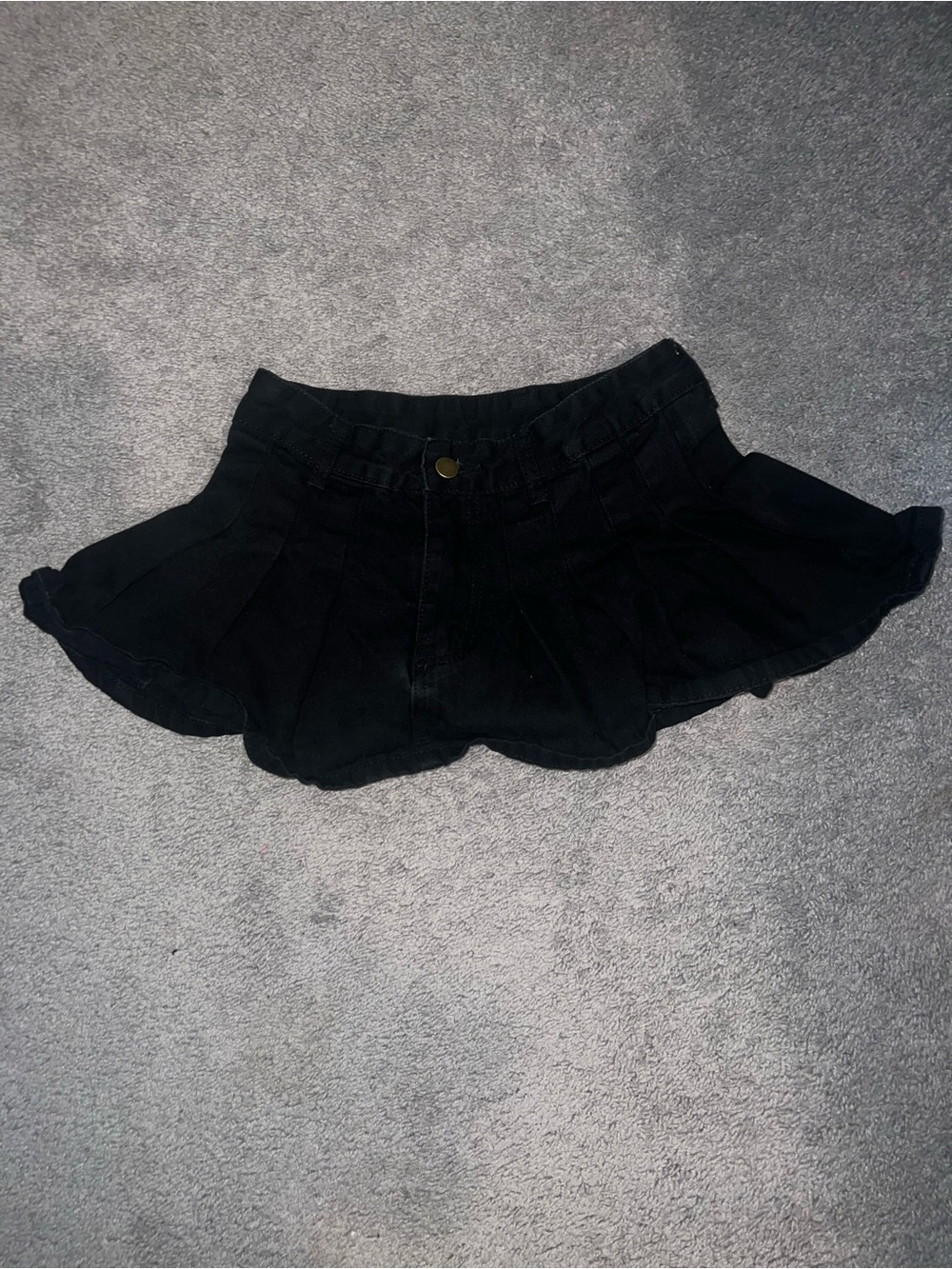 black low-rise pleated denim mini skirt